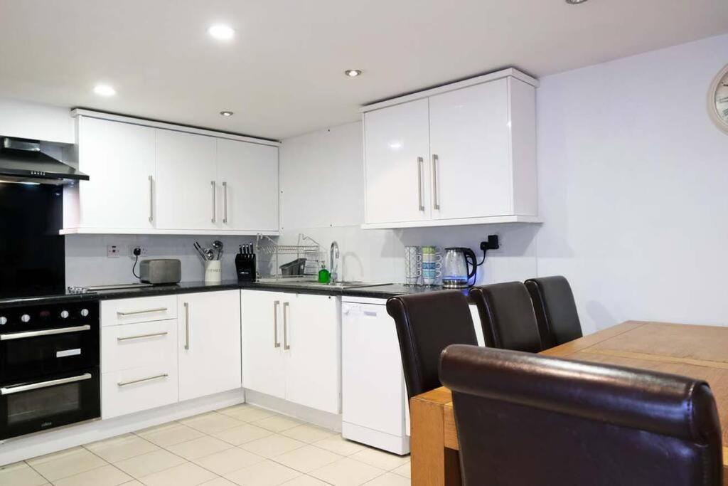 Seymour Townhouse By Serviced Living Liverpool Bagian luar foto